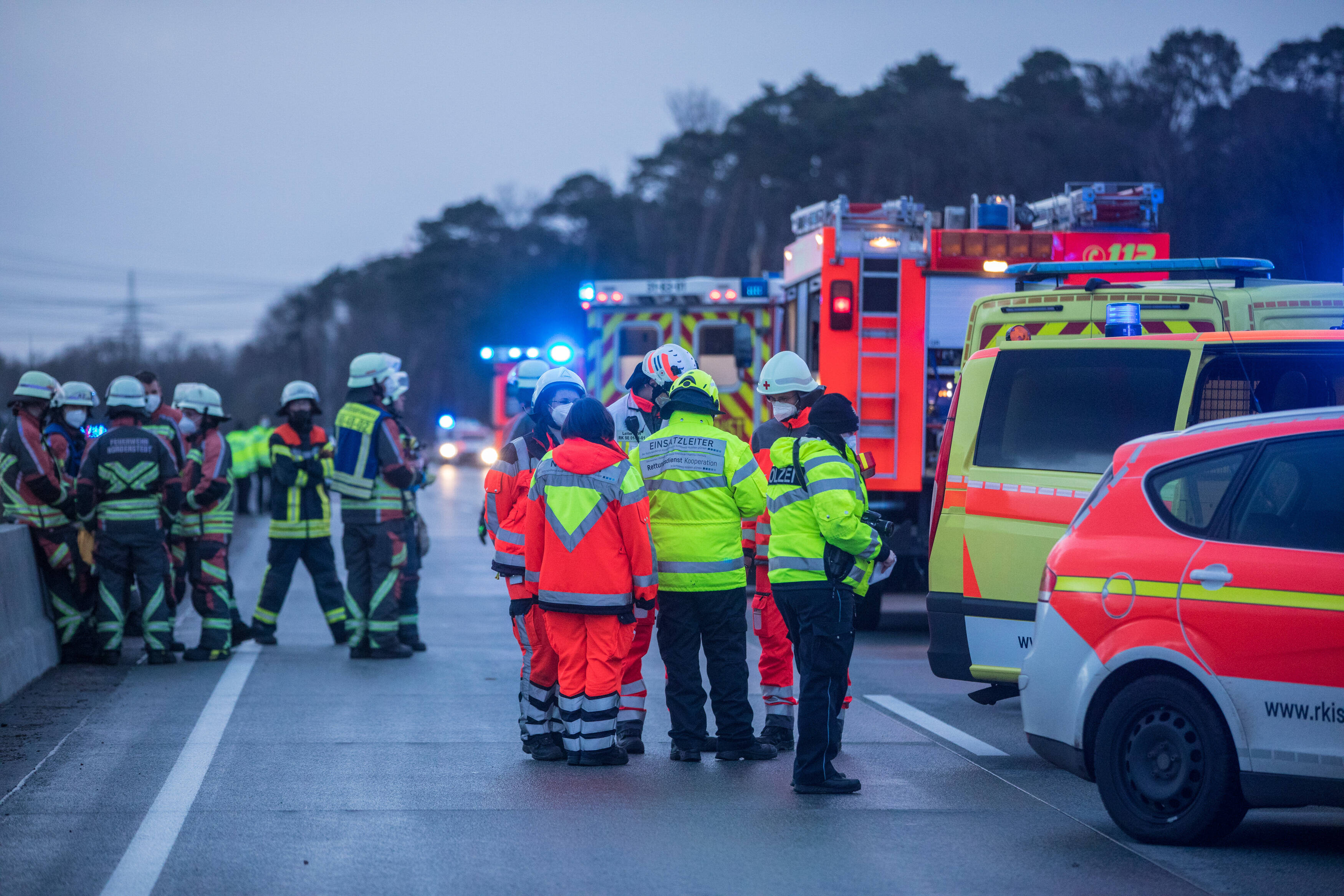 Vollsperrung! Schlimmer Verkehrsunfall auf der Autobahn –  Autofahrer stirbt als er sein Warndreieck aufstellt!