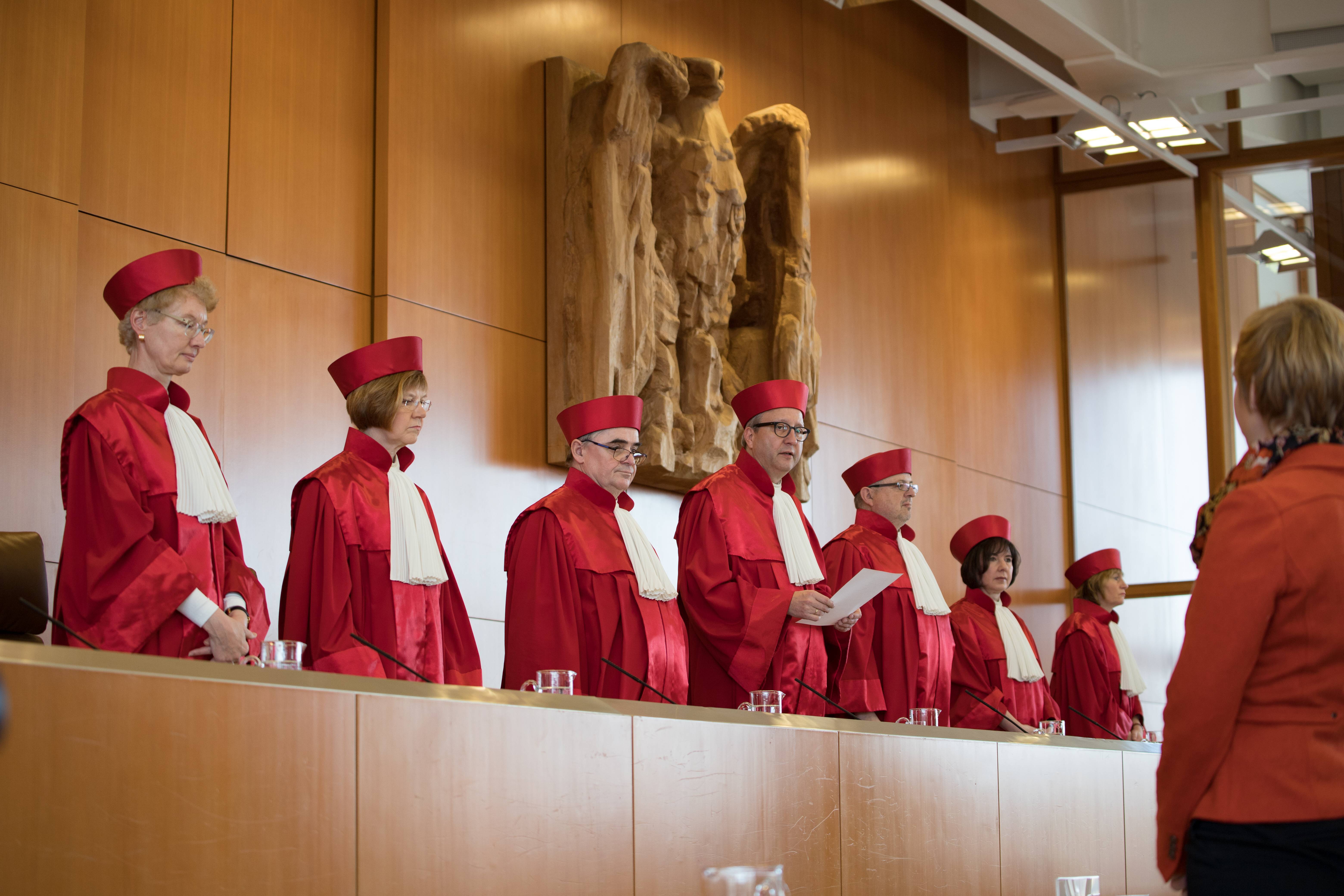 Unglaubliche Gewalttat am Landgericht – Angeklagter (29) attackiert vollkommen überraschend einen Gutachter