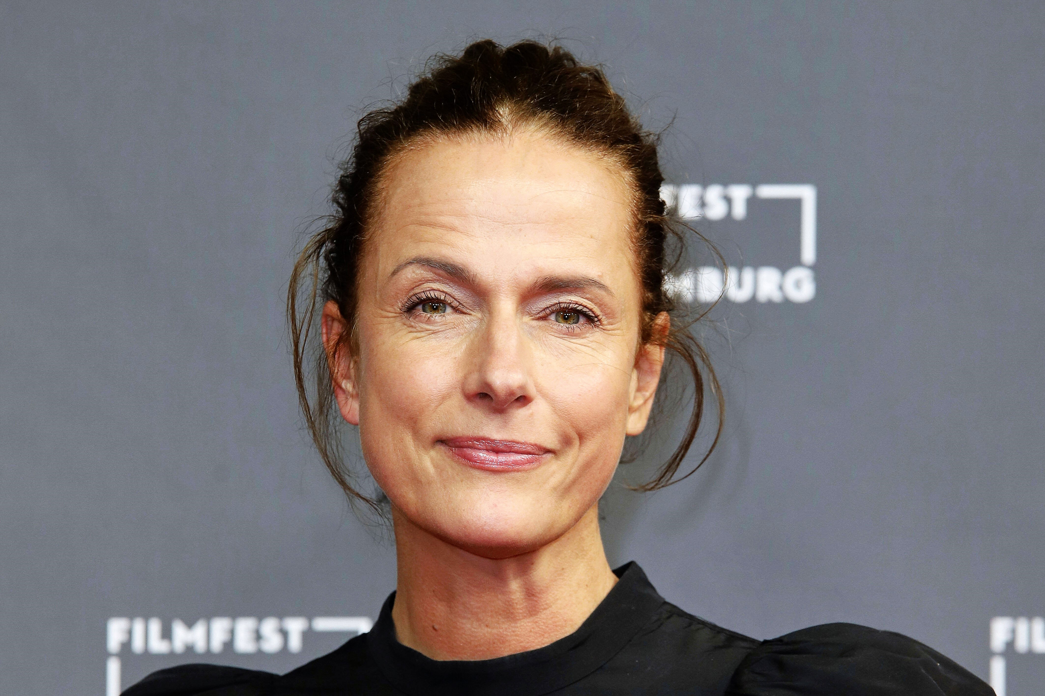 Deutscher TV-Star bricht sich zwei Halswirbel! Beliebte Schauspielerin und TV-Kommissarin schwer verletzt!