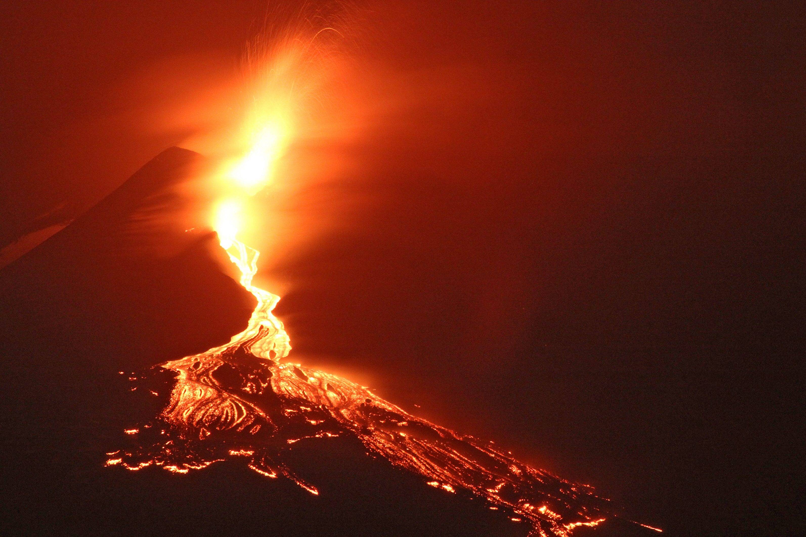 Vulkanausbruch! Behörden fordern Einwohner auf ihre Häuser nicht zu verlassen