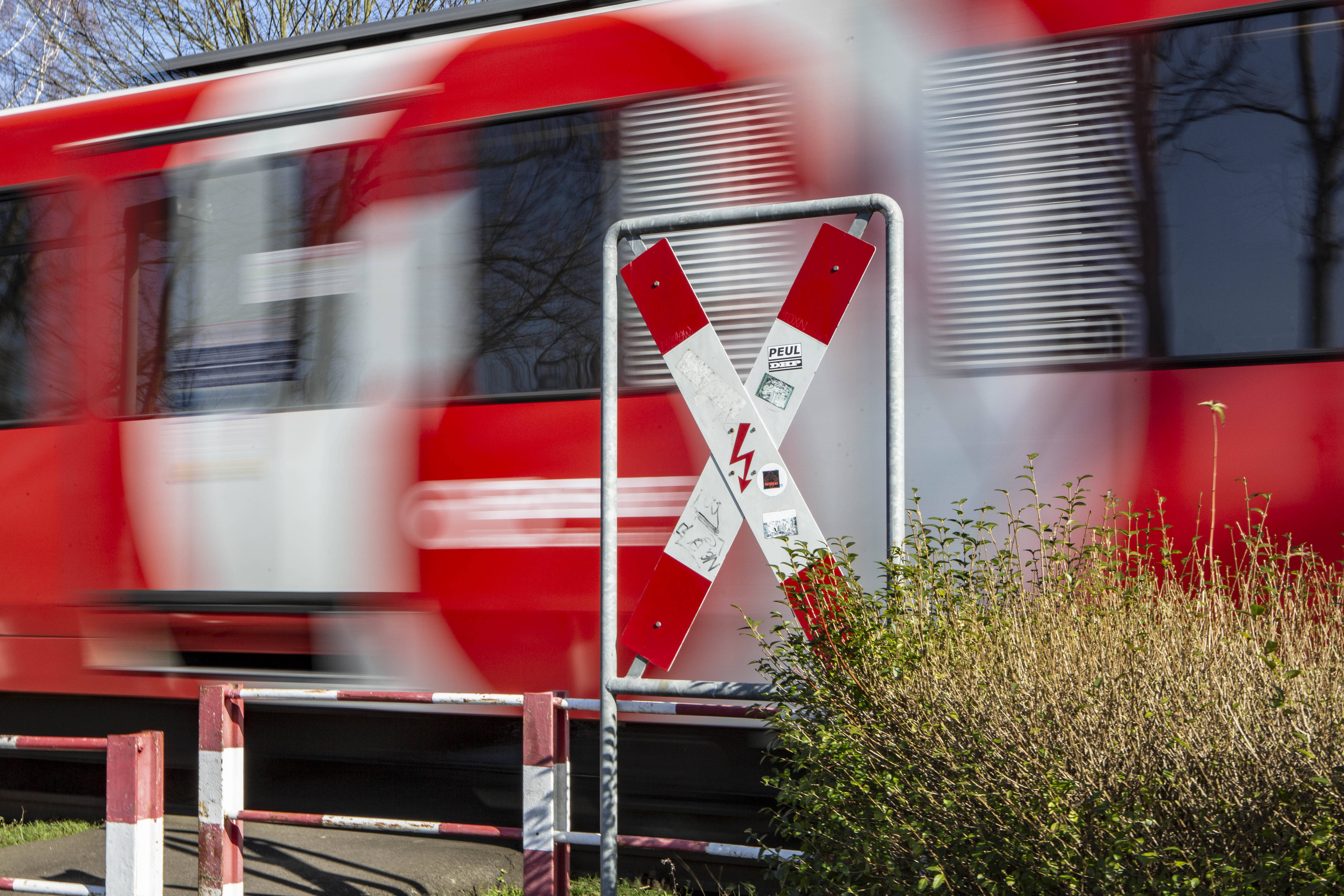 Bahn muss Regionalzug evakuieren! 1.200 Fahrgäste müssen auf die Schienen - bei sengender Hitze, was war passiert?