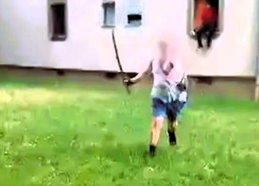 Mann mit Samurai-Schwert geht auf Anwohner los und verletzt Hund schwer! Unfassbare Szenen