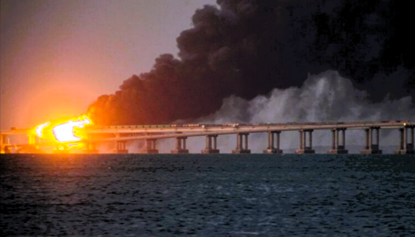 EILMELDUNG! Die Krim-Brücke brennt erneut! Putins Prestigeobjekt nach schweren Schäden geschlossen