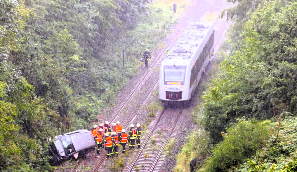 Unfall-Drama! Rentner stürzt mit Auto aus seiner Garage - 40 Meter Tief auf Bahngleise!