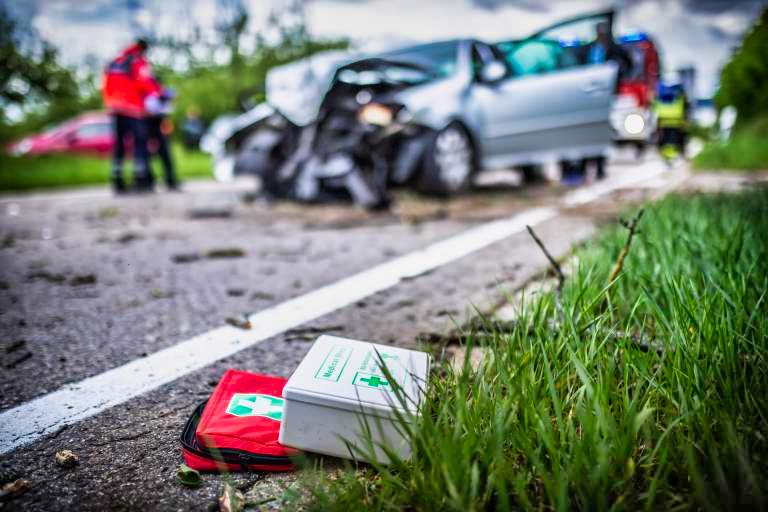 Junges Mädchen (15) rast mit Auto gegen Baum! 2 Tote (17 und 21) bei Horror-Unfall - Feuerwehr musste Opfer freischneiden!
