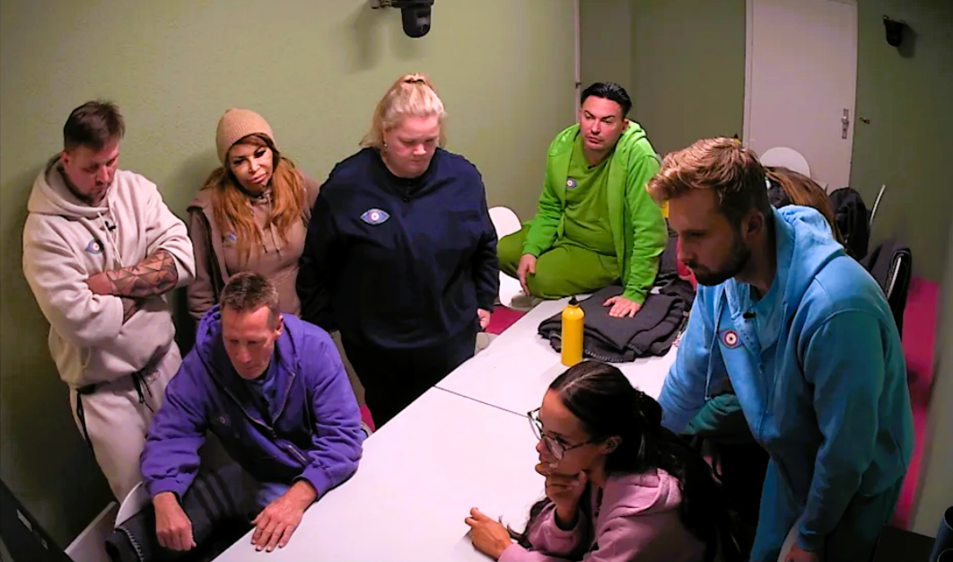 Notarzt-Einsatz bei "Promi Big Brother"! Einer der Stars bricht zusammen - keiner bekommt es mit!