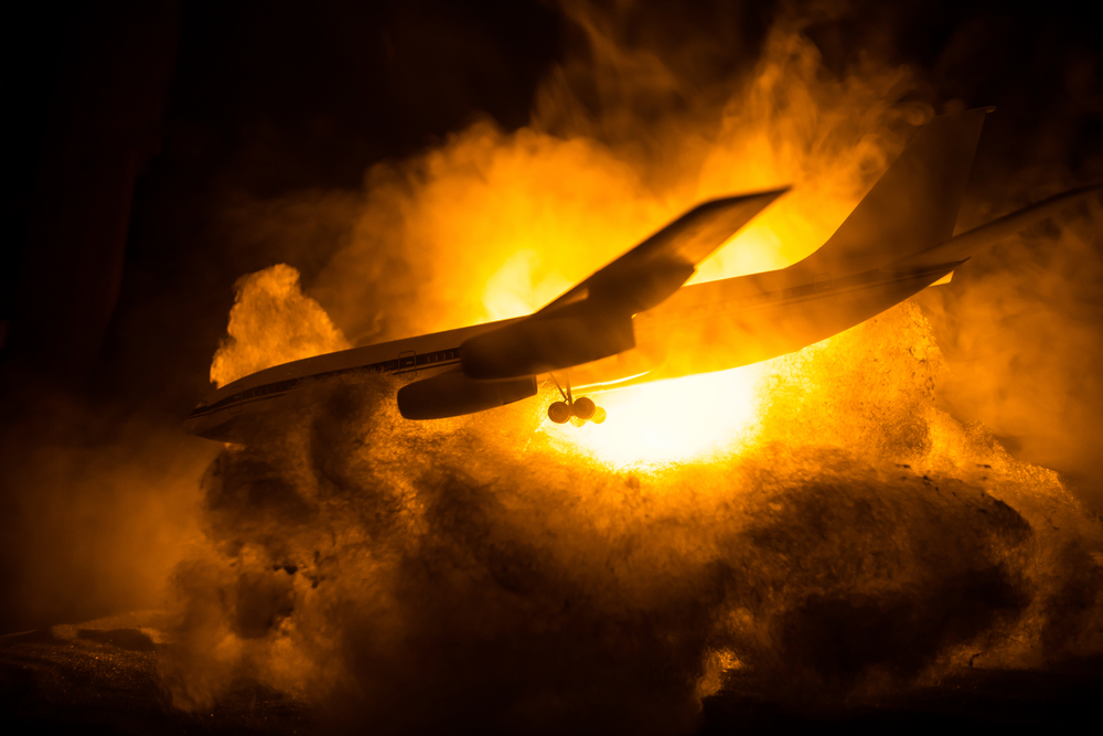 Flugzeug kommt von Startbahn ab und fängt Feuer Passagiere fliehen aus Maschine!