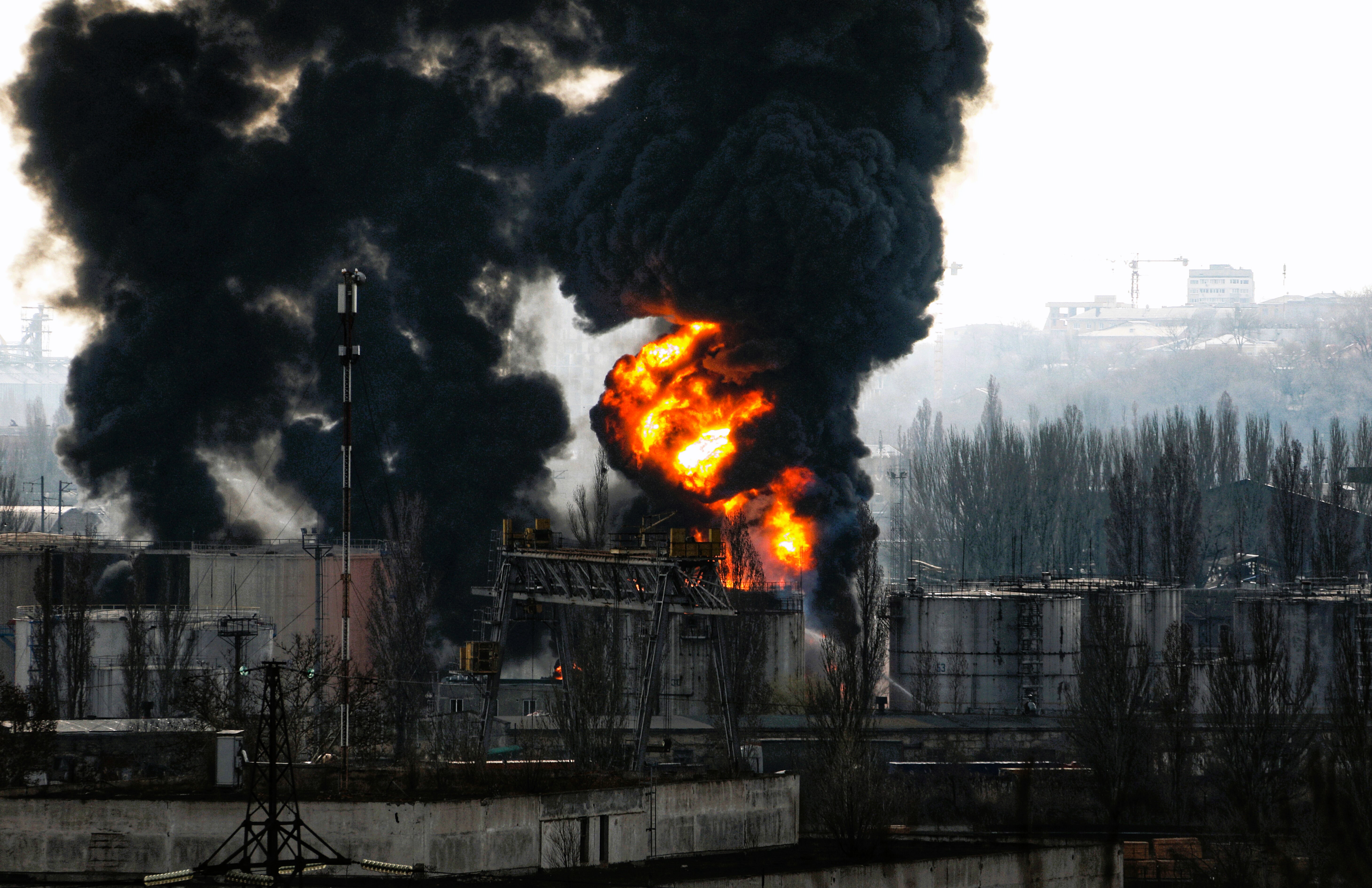 Eilmeldung! Schwere Schläge gegen russischen Energiesektor - Ukraine greift gezielt Raffinerien in Russland an