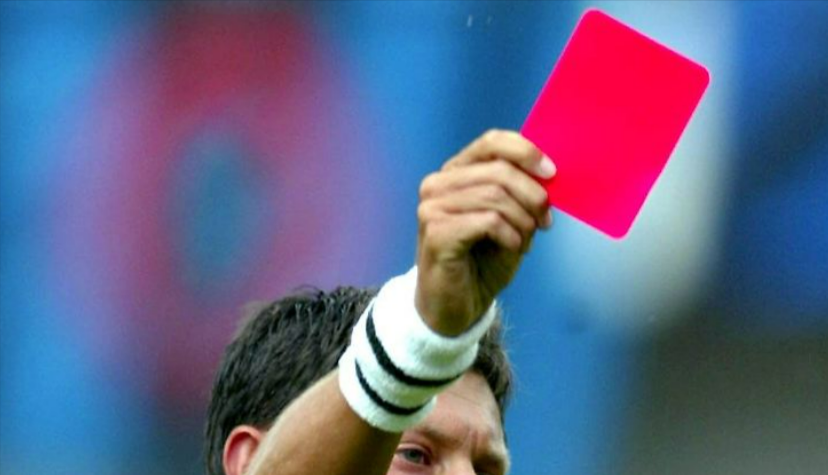 16 Rote Karten! Relegationsspiel artet vollkommen aus - Polizei muss Gemüter beruhigen!