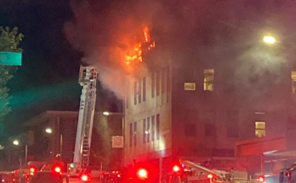 Feuer im Hotel! 6 Touristen tot, über 30 Menschen verletzt! Feuerwehr gibt das Gebäude auf!