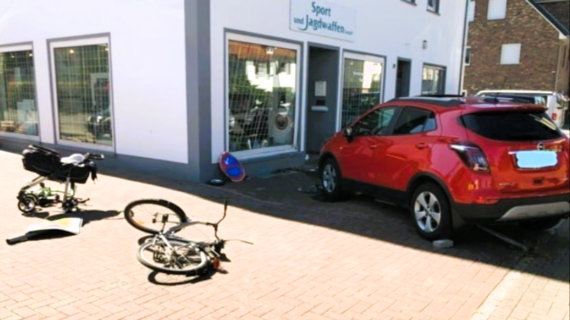 Rentnerin rast in Schulkinder auf Gehweg! 7 Menschen schwer verletzt 