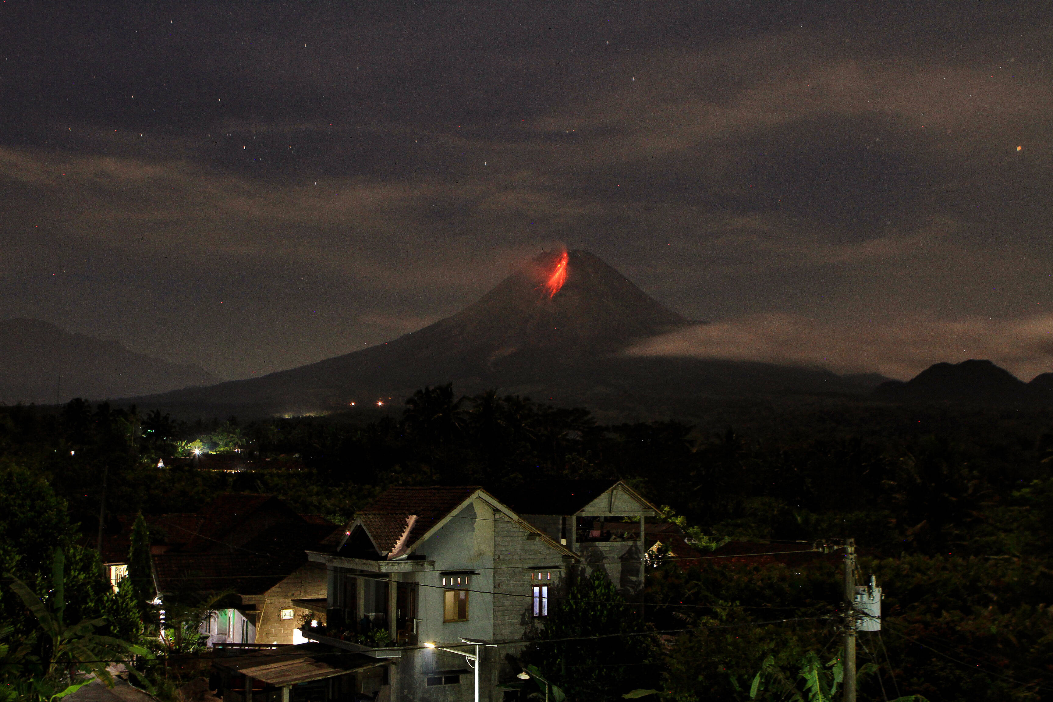 Ausbruch von Supervulkan in Italien - schwere Erdbeben, sogar Fernsehstudio wackelt bei Live-Bericht