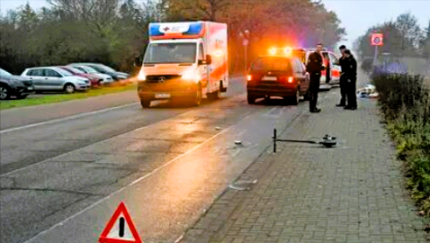 E-Roller rast in Rentner - 2 Notoperationen - Lebensgefahr! Polizei sucht Zeugen!
