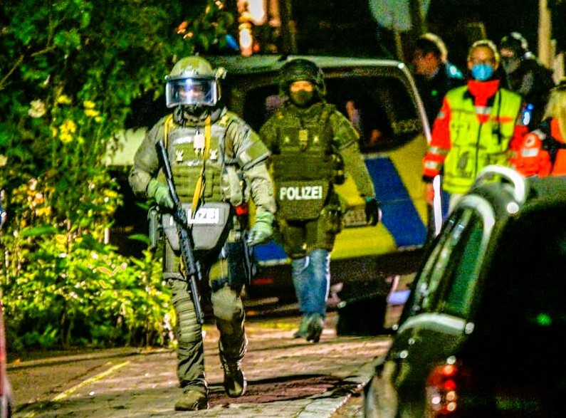 EILMELDUNG! Schüsse auf die Polizei! Verkehrskontrolle eskaliert - Polizisten erwidern das Feuer!