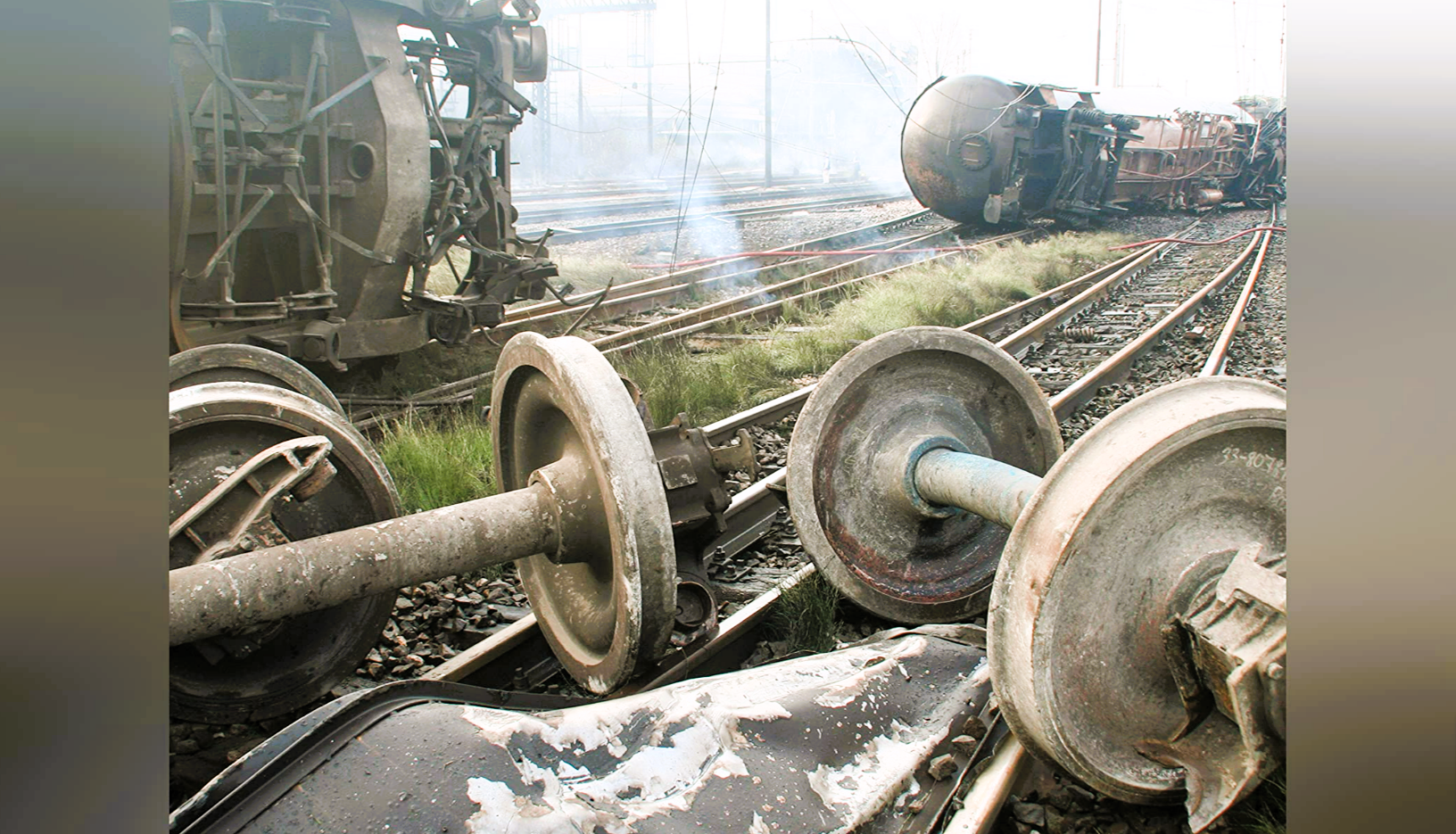 Zugunglück! Lok mit Gefahrentransport entgleist - Mit gefährlichem Gas beladene Güterwaggons verunglückt!