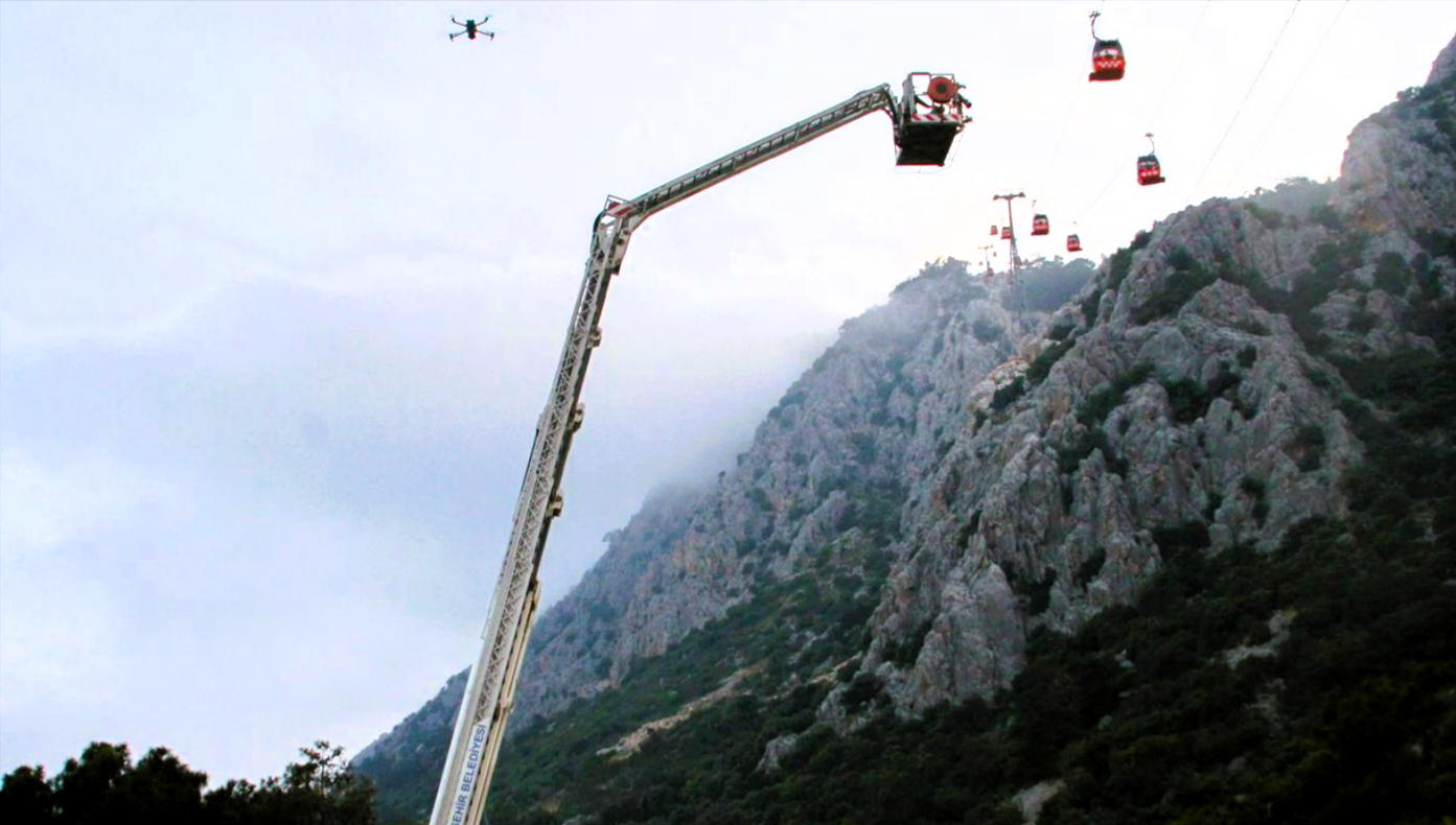 Gondel-Unglück! Boden bricht aus Gondel, 1 Toter, 10 Verletzte - Alarm in Urlausregion, Retter erschüttert!